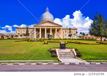 パラオの国会議事堂にかかる入道雲 パラオの国会議事堂にかかる入道雲 125418784