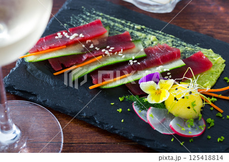 Tuna sashimi served with mango 125418814