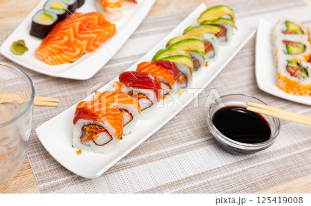 Uramaki roll served in sushi plate with soya sauce 125419008