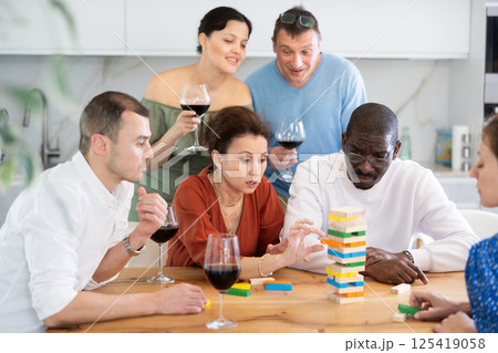 Multiethnic women and men friends playing bricks 125419058
