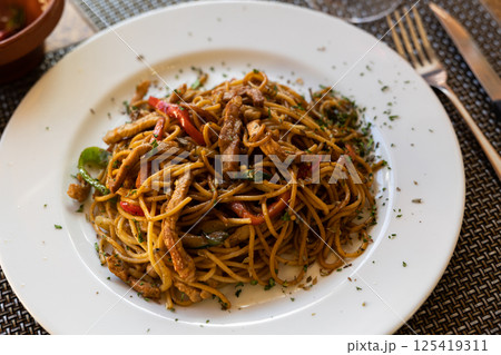 Chinese fried noodles with beef and vegetables Chinese fried noodles with beef and vegetables 125419311