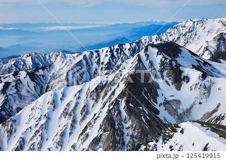 冠雪の北アルプスの白馬三山の杓子岳 125419915