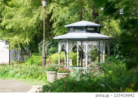 緑に囲まれたガゼボ　フラリエ 125419942