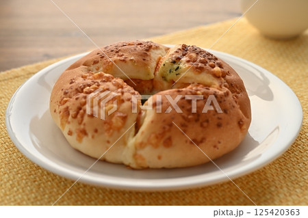 トマトとバジルのとろーりチーズフランス トマトとバジルのとろーりチーズフランス 125420363