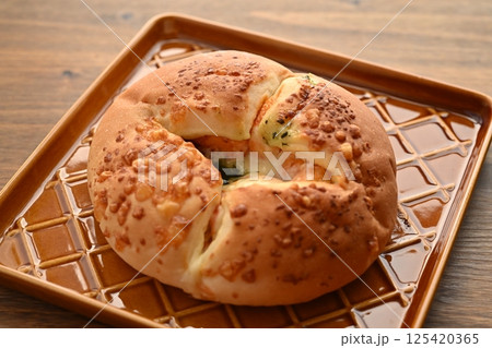 トマトとバジルのとろーりチーズフランス 125420365