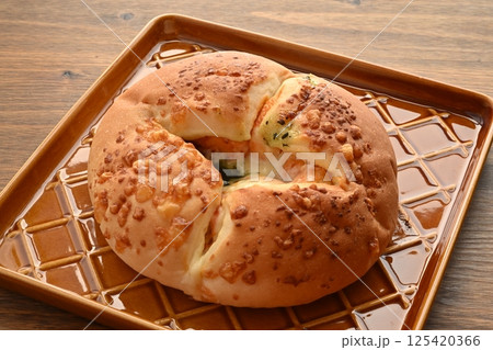 トマトとバジルのとろーりチーズフランス 125420366