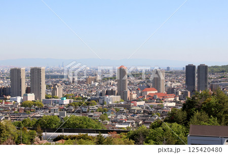 山間部から見た宝塚市街から西宮方面 125420480