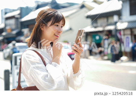 川越を旅行する女性 川越を旅行する女性 125420518