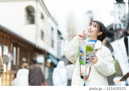 川越を旅行する女性 125420525