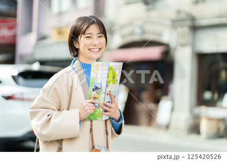 川越を旅行する女性 125420526