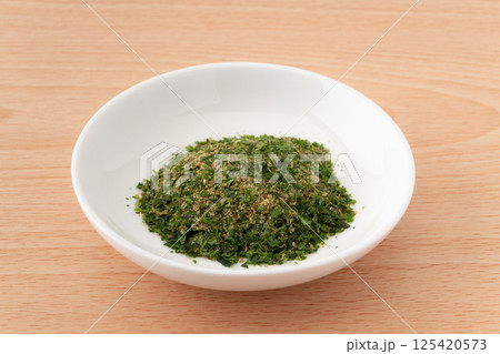 小皿に入ったおでん粉 小皿に入ったおでん粉 125420573