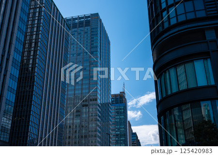 東京駅周辺の高層ビル群 呉服橋交差点 2025.04　b-1 125420983