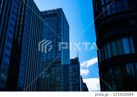 東京駅周辺の高層ビル群 呉服橋交差点 2025.04　b-2 高彩度コントラスト 125420984