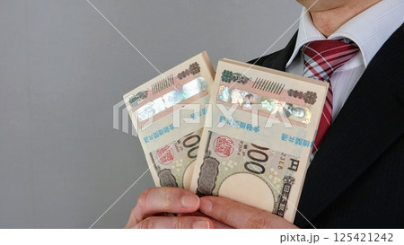 札束を持つ日本人ビジネスマン 札束を持つ日本人ビジネスマン 125421242