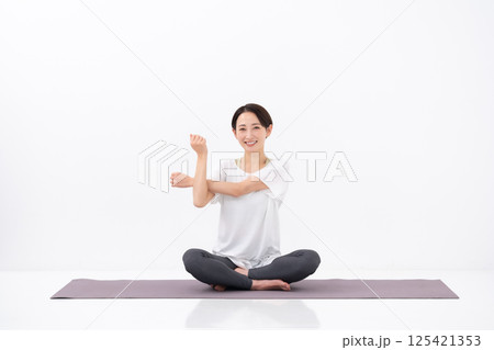 ヨガをする女性　ミドル 125421353