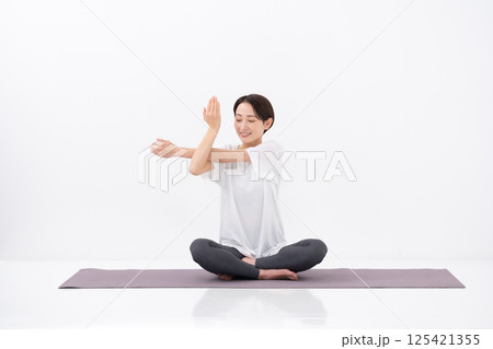 ヨガをする女性　ミドル 125421355
