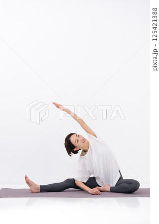 ヨガをする女性　ミドル 125421388