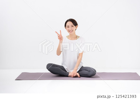 ヨガをする女性　ミドル　ピース 125421393