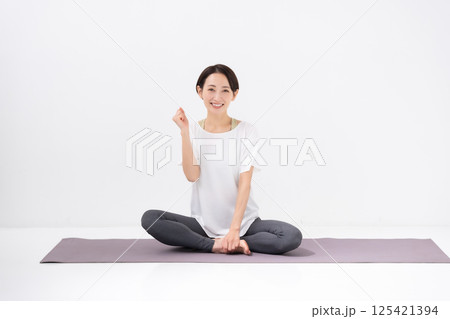 ヨガをする女性 ミドル ガッツポーズ ヨガをする女性 ミドル ガッツポーズ 125421394