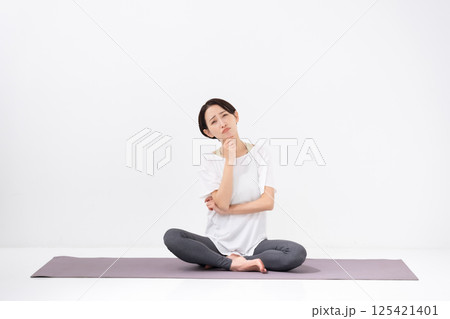 ヨガをする女性 ミドル 悩む ヨガをする女性 ミドル 悩む 125421401