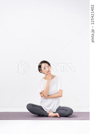 ヨガをする女性　ミドル　悩む 125421402