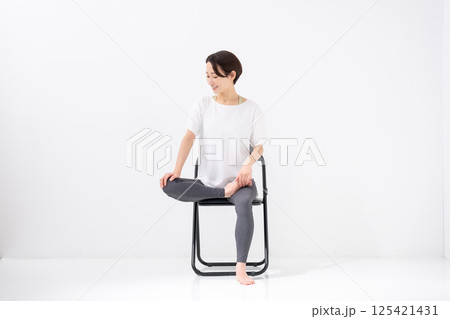 椅子ヨガをする女性　ミドル　 125421431