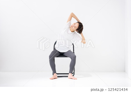 椅子ヨガをする女性　ミドル　 125421434