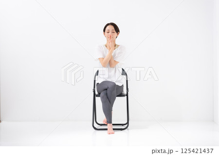 椅子ヨガをする女性　ミドル　 125421437