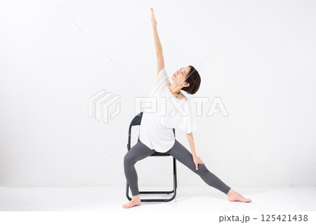椅子ヨガをする女性　ミドル　 125421438