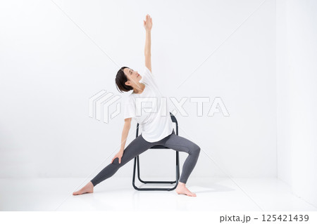 椅子ヨガをする女性　ミドル　 125421439