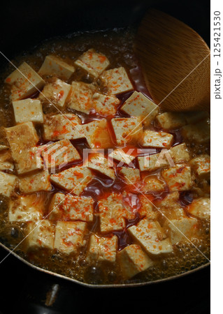 料理中の麻婆豆腐 料理中の麻婆豆腐 125421530