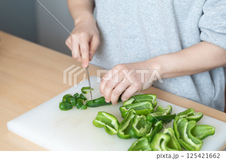 ピーマンをカットしているイメージ　(写真素材) 125421662