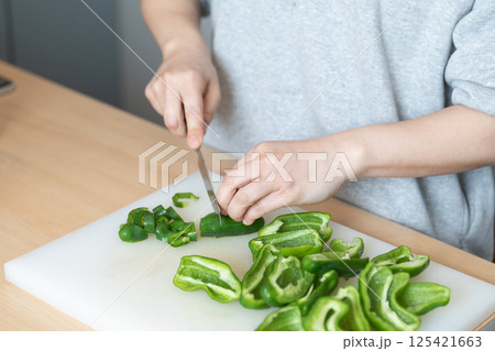 ピーマンをカットしているイメージ　(写真素材) 125421663