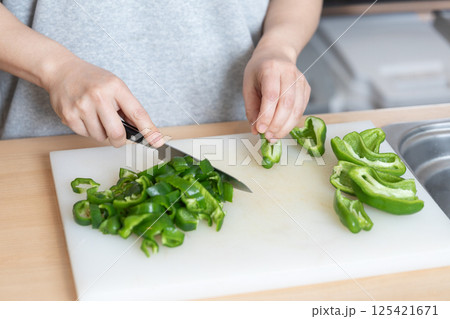 ピーマンをカットしているイメージ　(写真素材) 125421671