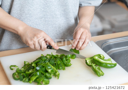ピーマンをカットしているイメージ　(写真素材) 125421672