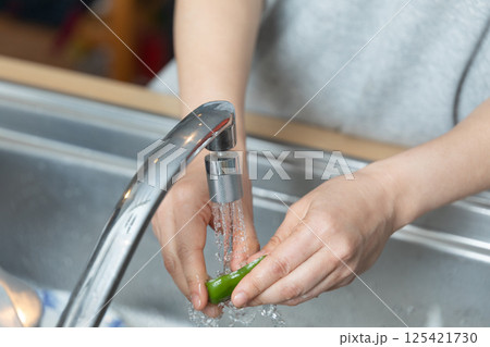 ピーマンの種をとっているイメージ　(写真素材) 125421730