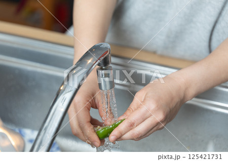 ピーマンの種をとっているイメージ　(写真素材) 125421731