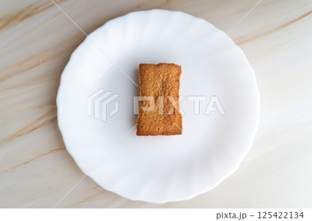 焼き菓子と白皿の俯瞰写真① 焼き菓子と白皿の俯瞰写真① 125422134