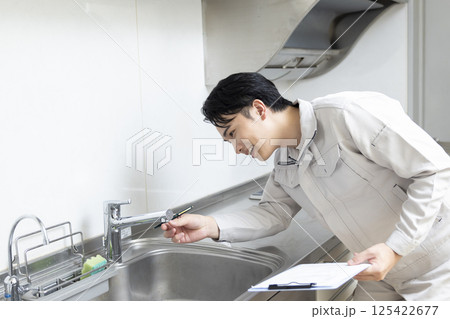 住宅営業　キッチンの点検をする男性　 125422677