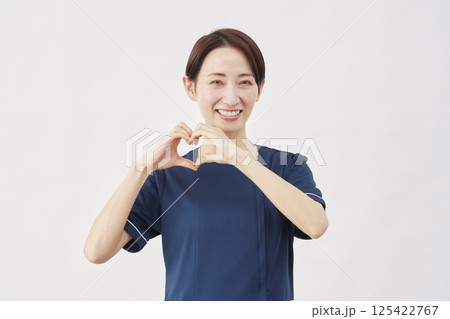 女性 美容看護師 ハートのジェスチャー 白背景 女性 美容看護師 ハートのジェスチャー 白背景 125422767
