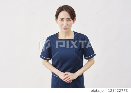 女性 美容看護師 お辞儀 謝罪 カメラ目線 白背景 女性 美容看護師 お辞儀 謝罪 カメラ目線 白背景 125422778