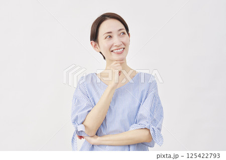 女性　想像する　白背景 125422793