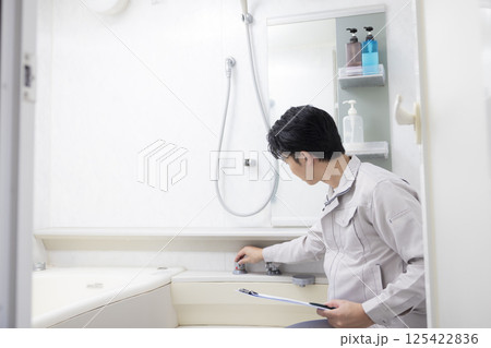 住宅営業　お風呂場を点検している男性 125422836