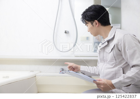 住宅営業　お風呂場を点検している男性 125422837