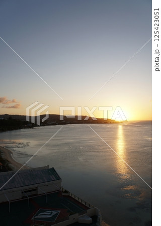 グアム、タモン湾の夕景　 125423051