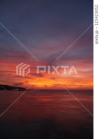 グアム、タモン湾の夕景　 125423052