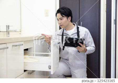 住宅営業　洗面所の点検をする男性　 125423165