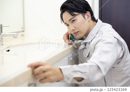 住宅営業　洗面所の点検をする男性　 125423169