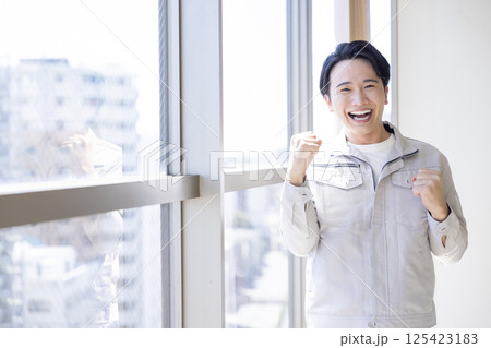 作業着を着ている男性のポートレート 125423183