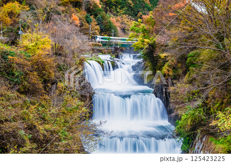 富士急行 田原の滝を通過する富士回遊号 富士急行 田原の滝を通過する富士回遊号 125423225